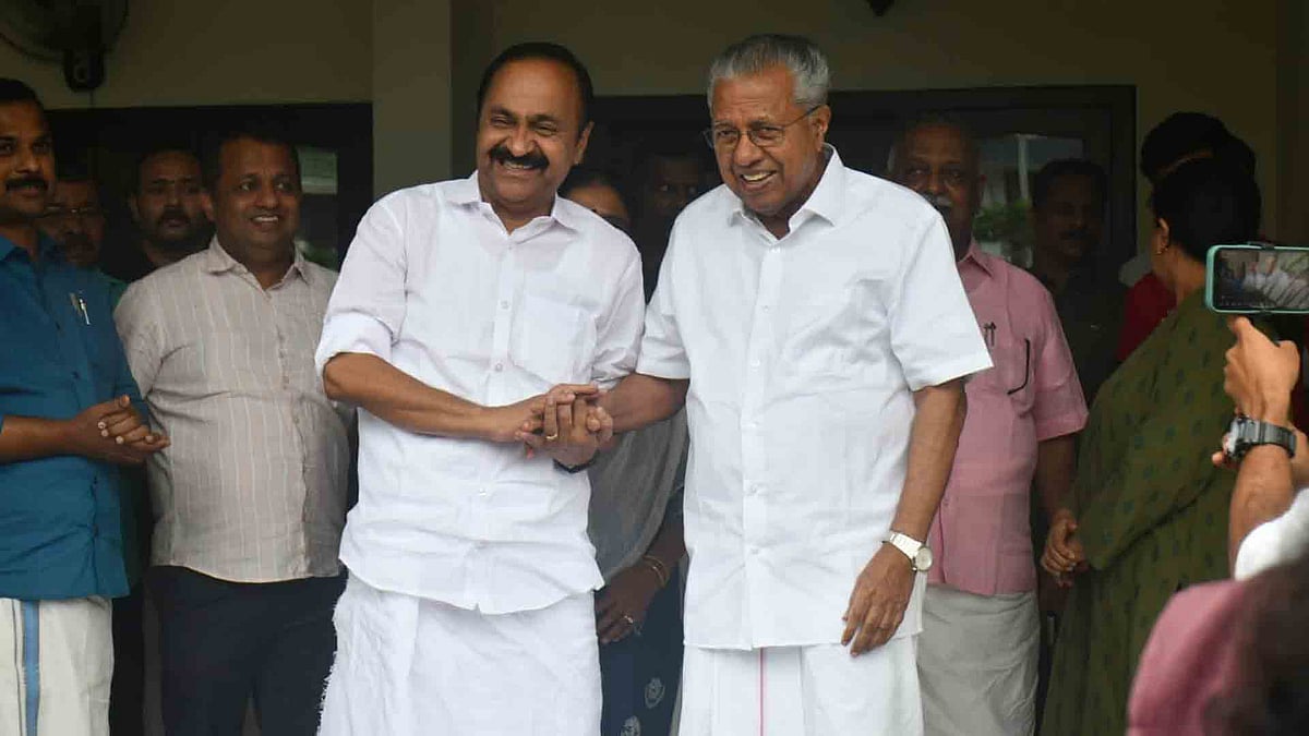 പൂമുഖത്തേക്ക് ഇറങ്ങിവന്ന് സ്വീകരിച്ച് പിണറായി വിജയന്‍, വിഡി സതീശന്റെ കൈ പിടിച്ച് മുറിക്കകത്തേക്ക്; ഹൃദ്യമായ കൂടിക്കാഴ്ച ( വീഡിയോ)