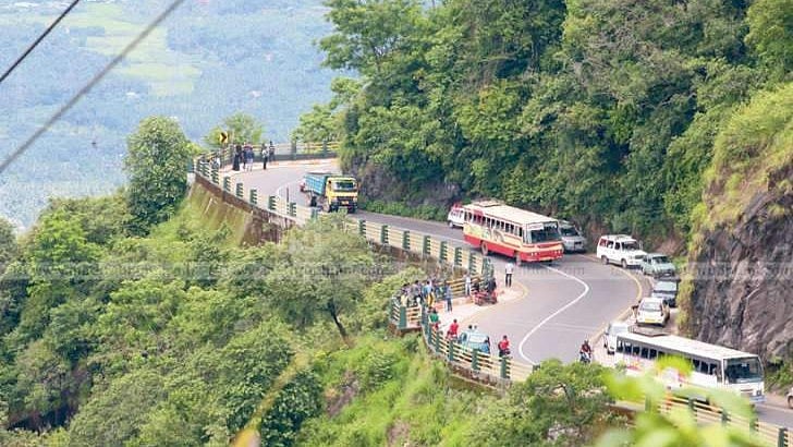 വളവുകള്‍ക്ക് വീതി കൂട്ടുന്നു; താമരശ്ശേരി ചുരത്തില്‍ ഗതാഗത നിയന്ത്രണം 