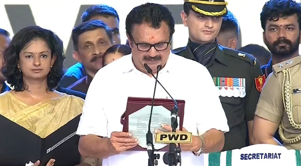 'മധുരം ഇംഗ്ലീഷ്'; മലയാളം ഒഴിവാക്കി മുരളീധരന്‍; 'ദൈവനാമത്തില്‍' ലീഗ് മന്ത്രിമാരുടെ സത്യപ്രതിജ്ഞ