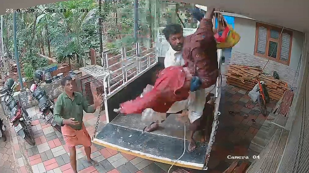 ഇരുനില വീടീന്റെ മേല്‍ക്കൂരയില്‍ നിന്ന് കാല്‍ തെറ്റി താഴേക്ക്;  ജീവന്‍കാത്ത ദൈവത്തിന്റെ കൈ; വീഡിയോ