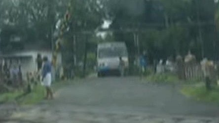 ട്രെയിന്‍ എത്തിയിട്ടും റെയില്‍വേ ഗേറ്റ് അടച്ചില്ല; ട്രാക്കില്‍ ബസ് ഉള്‍പ്പടെ നിരവധി വാഹനങ്ങള്‍; ഹരിപ്പാട് ഒഴിവായത് വന്‍ അപകടം