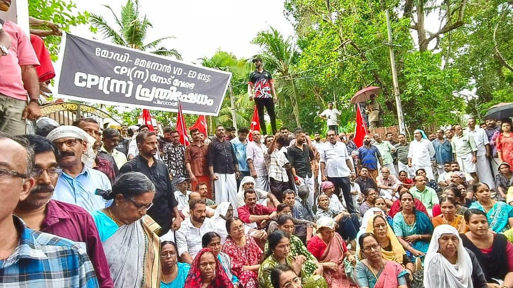 പിണറായി വിജയന്റെ വീട്ടിലെ ഇഡി റെയ്ഡ്: വീട്ടുപടിക്കൽ കുത്തിയിരുന്ന് സിപിഎം നേതാക്കളുടെ  ധർണ്ണ
