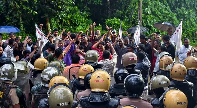 ഷോണ്‍ ജോര്‍ജിന്റെ വീട്ടിലേക്ക് ഡിവൈഎഫ്‌ഐ മാര്‍ച്ച്; പ്രതിരോധവുമായി ബിജെപി പ്രവര്‍ത്തകര്‍; സംഘര്‍ഷം, ലാത്തിച്ചാര്‍ജ്