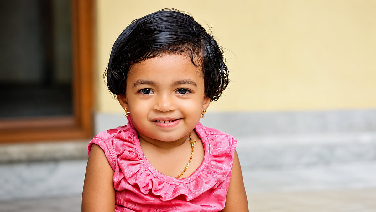 റോഡരികിൽ സ്കൂട്ടർ നിർത്തി നിൽക്കുകയായിരുന്ന കുടുംബത്തിലേക്ക് മിനി ലോറി പാഞ്ഞുകയറി; നാല് വയസുകാരിക്ക് ദാരുണാന്ത്യം