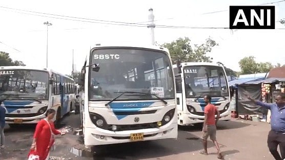 സ്ത്രീകളുടെ സൗജന്യ ബസ് യാത്രയ്ക്ക് തുടക്കമായി; വാഗ്ദാനം പാലിച്ച് ബം​ഗാൾ സര്‍ക്കാര്‍ ( വീഡിയോ)