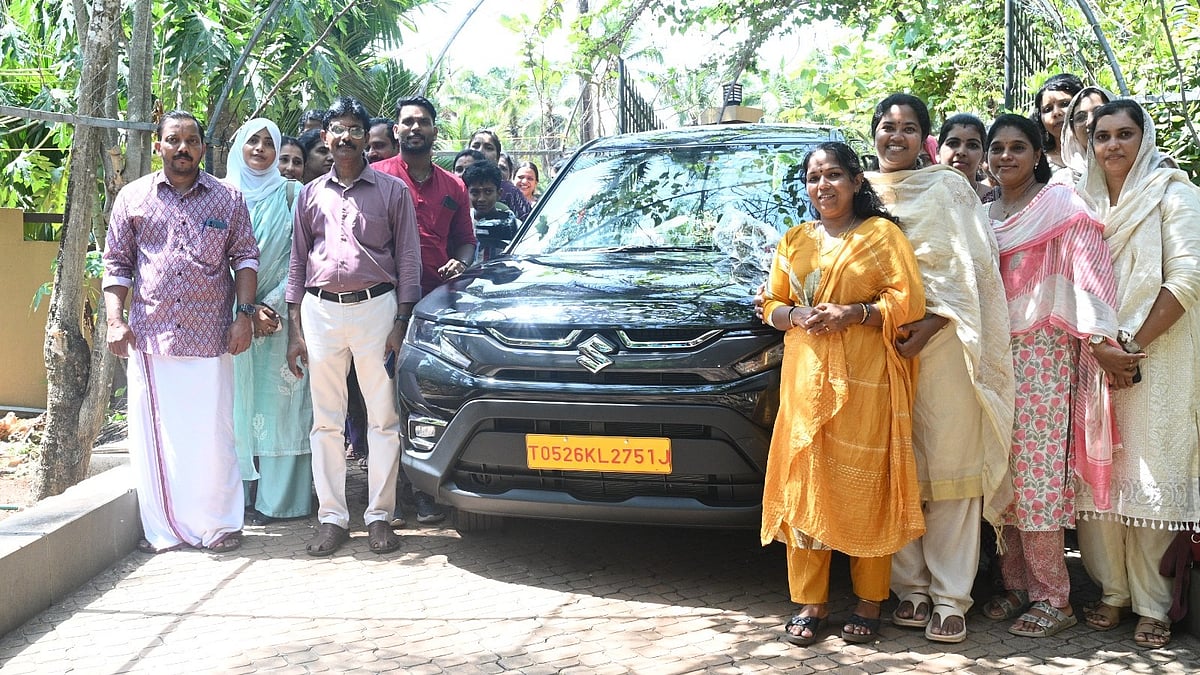 'വെറും കൈയോടെയല്ല, പുത്തൻ കാറിലാണ് മടക്കം'; 33 വർഷത്തെ സേവനത്തിന് ശേഷം വിരമിച്ച പ്രധാനാധ്യാപകന് 13 ലക്ഷത്തിന്റെ ബ്രെസ്സ ഇവി സമ്മാനിച്ച് നാട്ടുകാർ