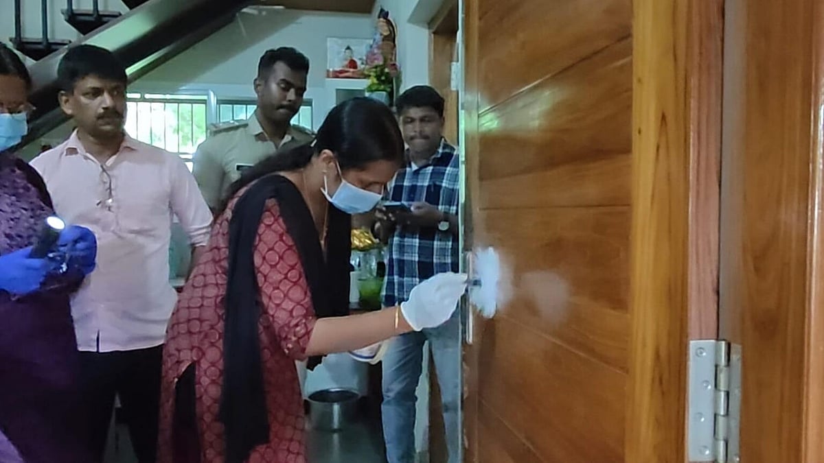 3 മാസം മുൻപ് ചികിത്സയ്ക്ക് പോയി, കുടുംബം തിരിച്ചെത്തിയപ്പോൾ ലക്ഷങ്ങളുടെ സ്വർണാഭരണം ഇല്ല; വൻ കവർച്ച