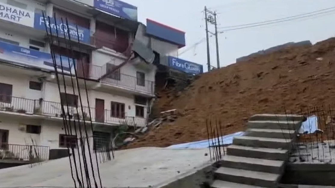 ഇടുക്കി പാമ്പനാറില്‍ നിര്‍മ്മാണത്തിലിരുന്ന അഞ്ചു നില കെട്ടിടം ഇടിഞ്ഞു വീണു, ആളപായമില്ല