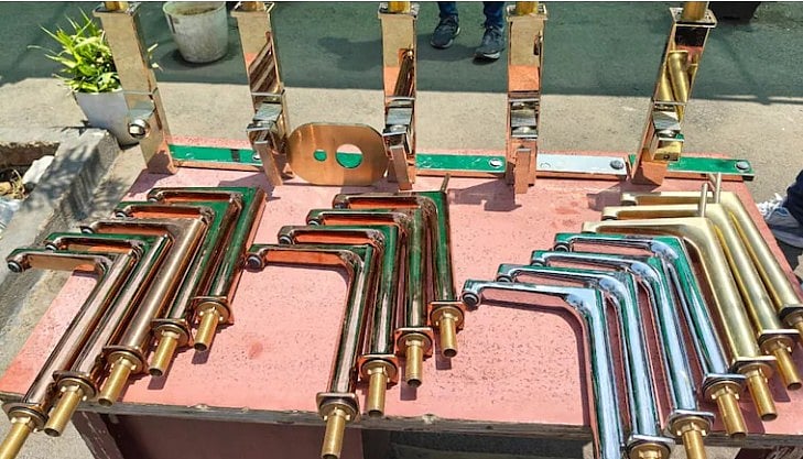 കാമുകിമാര്‍ക്ക് ഐ ഫോണുകള്‍ സമ്മാനിക്കണം; 6.5 ലക്ഷം രൂപയുടെ ടാപ്പുകള്‍ മോഷ്ടിച്ച് ആണ്‍കുട്ടികള്‍; 12 മണിക്കൂറില്‍ പൊക്കി പൊലീസ്