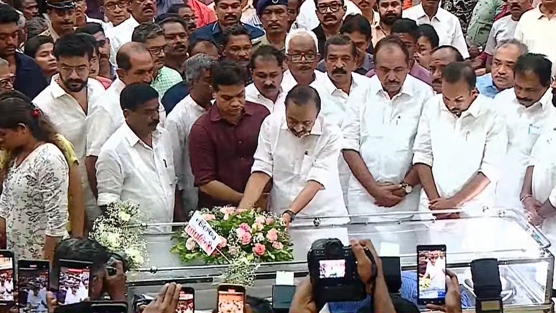 'അവസാന ശ്വാസം വരെ കോൺഗ്രസുകാരൻ, എന്റെ സുഹൃത്തിനെ ഓർത്ത് ഞാൻ അഭിമാനിക്കുന്നു'; സലിം കുമാറിന് അന്ത്യാഞ്ജലി അർപ്പിച്ച് മുഖ്യമന്ത്രി