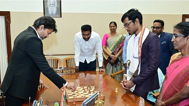 ഗ്രാന്റ് മാസ്റ്ററോട് ചെസ് ബോര്‍ഡുമായി വരാന്‍ പറഞ്ഞു; പ്രഗ്നാനന്ദയുമായി 'ഏറ്റുമുട്ടി'; 50 ലക്ഷം സമ്മാനിച്ച് വിജയ്