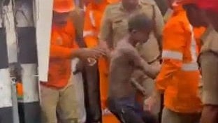 മൂന്നു ദിവസം ഓടയ്ക്കുള്ളിൽ കുടുങ്ങിയതല്ല; സുഹൃത്തുക്കളുമായുള്ള വഴക്കിനെത്തുടർന്ന് ഒളിക്കാൻ വേണ്ടി സ്വയം കയറിയതെന്ന് തൊഴിലാളി