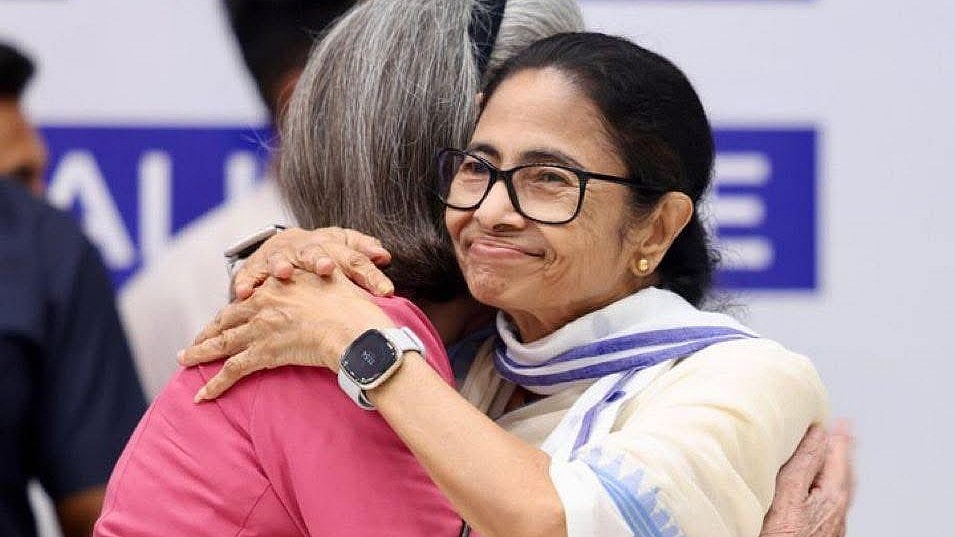 കെട്ടിപ്പിടിത്തത്തിന് പിന്നാലെ സോണിയയുമായി കൂടിക്കാഴ്ച നടത്തി മമത; നിര്‍ണായക നീക്കം
