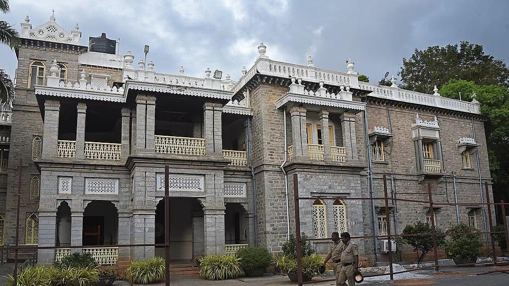 കിഴക്കോട്ട് ദര്‍ശനം 'ഐശ്വര്യം', 12 വലിയ മുറികള്‍, 160 വര്‍ഷം പഴക്കമുള്ള കെട്ടിടം ഇനി ഡികെയുടെ ഔദ്യോഗിക വസതി; അറിയാം കുമാരകൃപ ബംഗ്ലാവിന്റെ ചരിത്രം? 