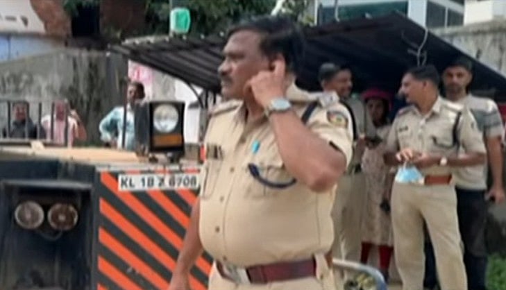 സ്റ്റോപ്പില് നിര്ത്തിയ ബസ്സിലേക്ക് കാര് ഇടിച്ചുകയറി; ഡയാലിസിസ് രോഗി മരിച്ചു