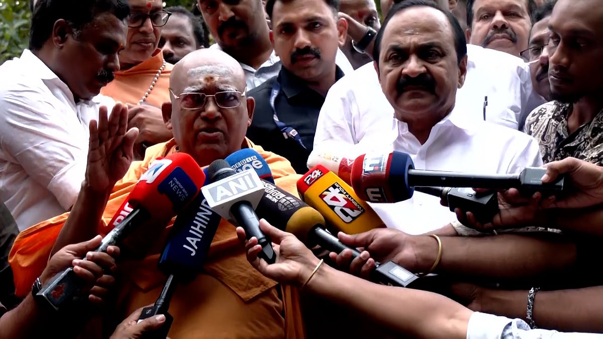 'ഗുരുദേവൻ സ്വപ്നം കണ്ട കേരളമാണ് സർക്കാരിന്റെ ലക്ഷ്യം'; മുഖ്യമന്ത്രിയുടെ വാക്കുകൾക്ക് കയ്യടിച്ച് സ്വാമി സച്ചിദാനന്ദ - വിഡിയോ