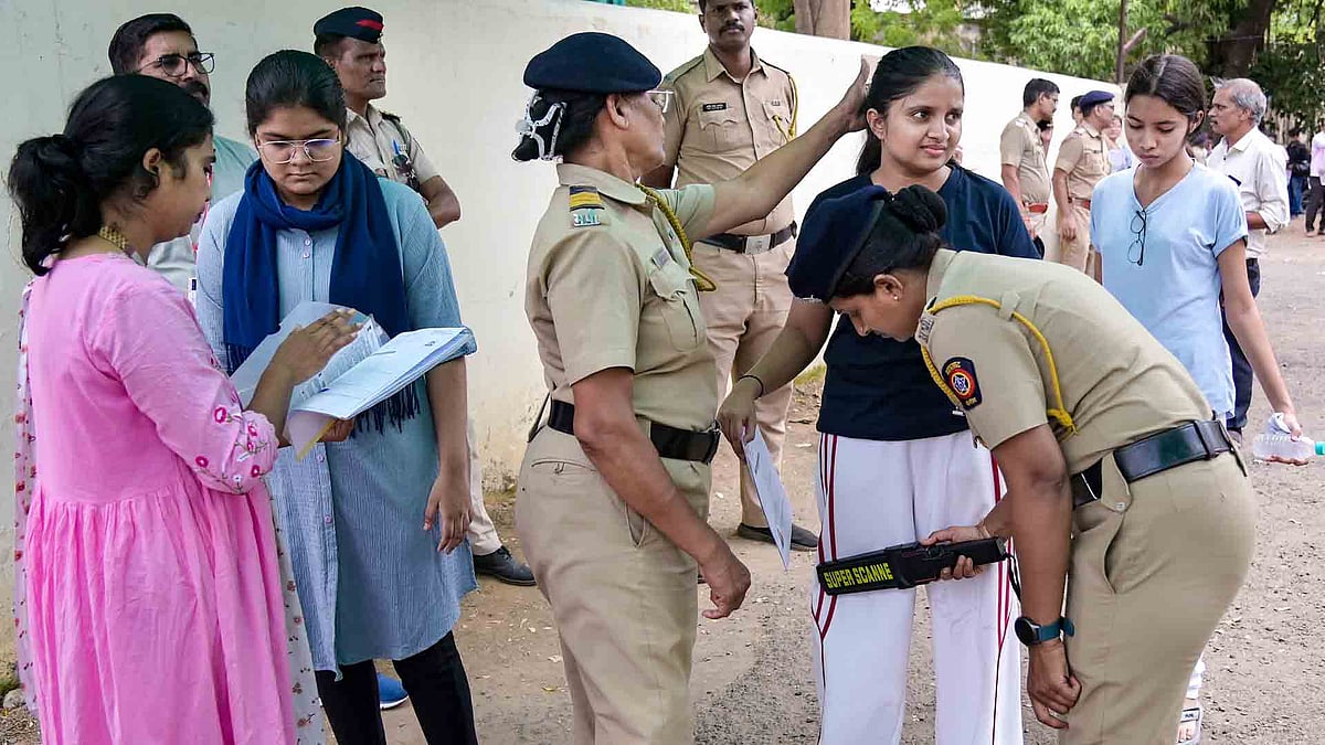 നീറ്റ് പുനഃപരീക്ഷയില്‍ ആള്‍മാറാട്ടം; ബിഹാറില്‍ 9 പേര്‍ അറസ്റ്റില്‍; യുപിയില്‍ വിദ്യാര്‍ത്ഥിയില്‍ നിന്നും സിം കാര്‍ഡ് പിടിച്ചെടുത്തു