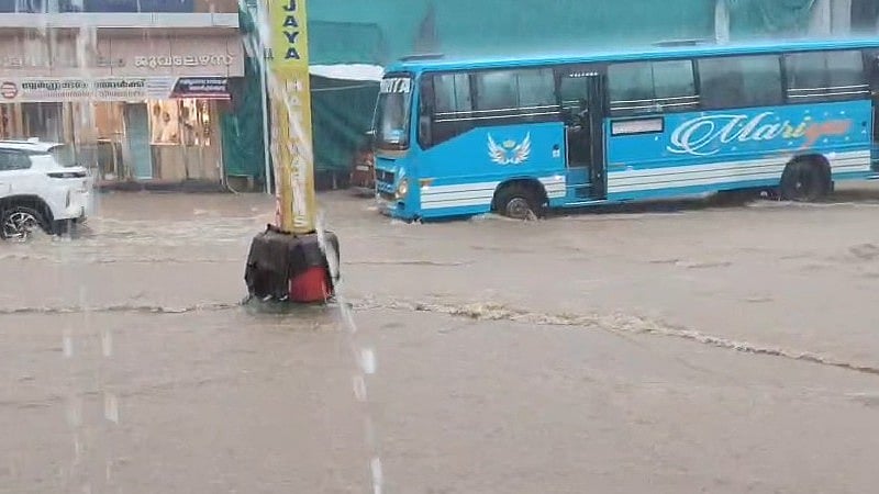 കനത്ത മഴ; തൊടുപുഴ നഗരത്തില്‍ റോഡുകള്‍ വെള്ളത്തിനടിയിലായി, ദുരിതത്തിലായി യാത്രക്കാര്‍ 