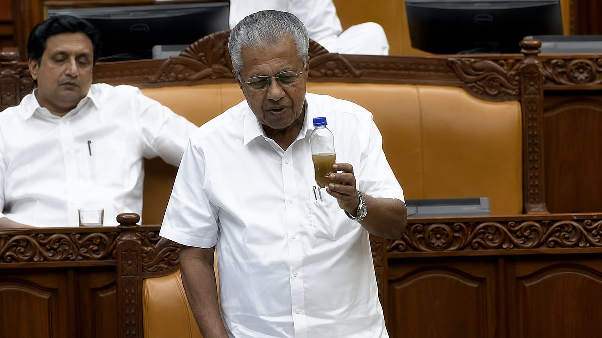 നിയമസഭയിൽ ചെളിവെള്ള കുപ്പിയുമായി പിണറായി വിജയൻ; ജലപീരങ്കിയിൽ പ്രയോഗിച്ചത് മലിനജലമെന്ന് പ്രതിപക്ഷം; പരിശോധിക്കാമെന്ന് രമേശ് ചെന്നിത്തല