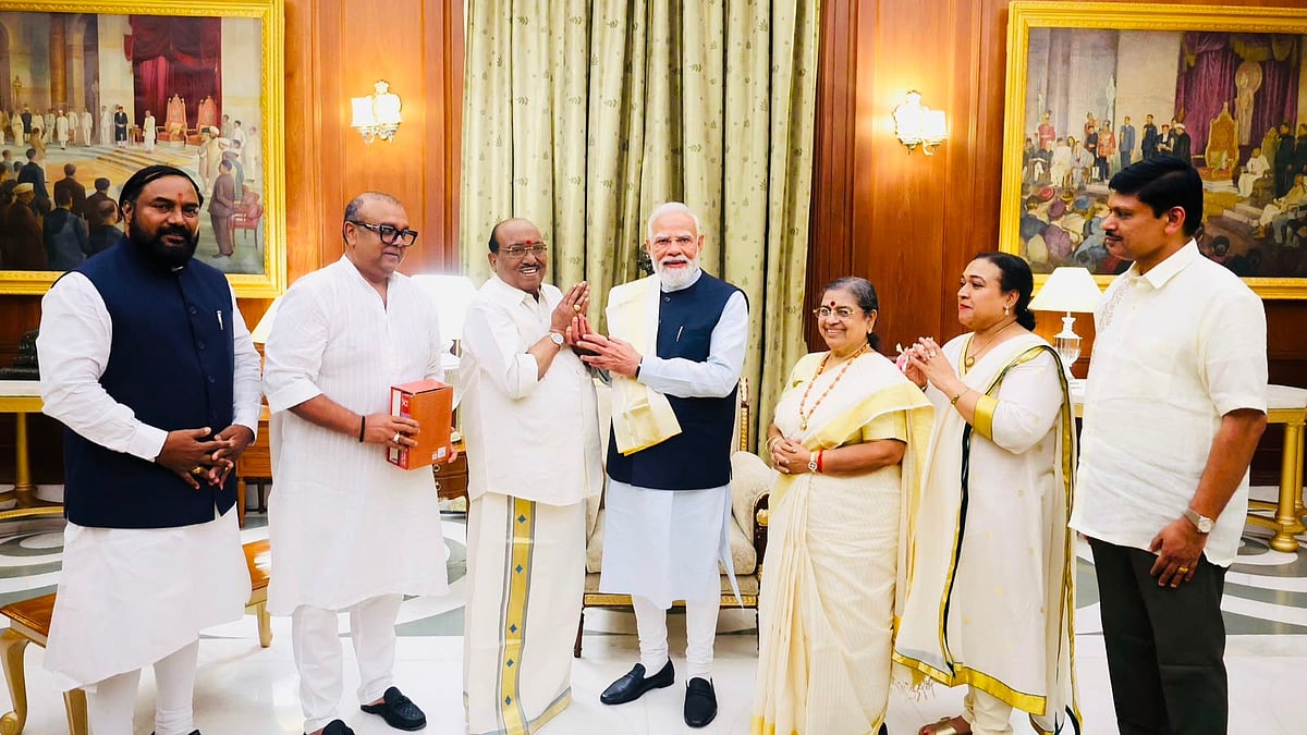 50 കിലോയുള്ള തിരുപ്പതി ബാലാജിയുടെ വെങ്കല പ്രതിമ, ഗുരുദേവ ദര്‍ശന പുസ്തകങ്ങള്‍; മോദിക്ക്
സമ്മാനിച്ച് വെള്ളാപ്പള്ളി നടേശന്‍
