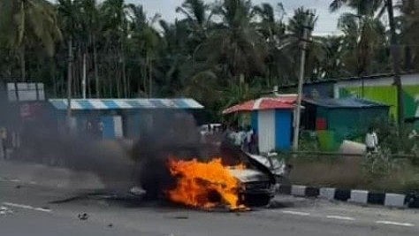 പ്രണയപ്പക;  പെണ്‍സുഹൃത്തിനെ കാറില്‍
കുത്തിപ്പരിക്കേല്‍പ്പിച്ചു;  അതേ വാഹനത്തില്‍ ബോംബ് പൊട്ടിച്ച് യുവാവിന്റെ ആത്മഹത്യ 