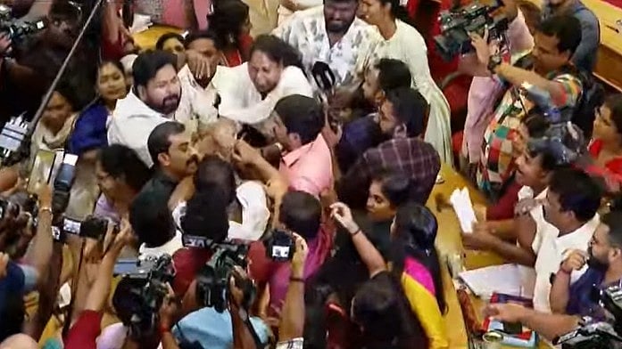 തിരുവനന്തപുരം കോര്‍പ്പറേഷനില്‍ കയ്യാങ്കളി, ബിജെപി- യുഡിഎഫ് അംഗങ്ങള്‍ ഏറ്റുമുട്ടി; ഹാജര്‍ രജിസ്റ്ററിനായി പിടിവലി