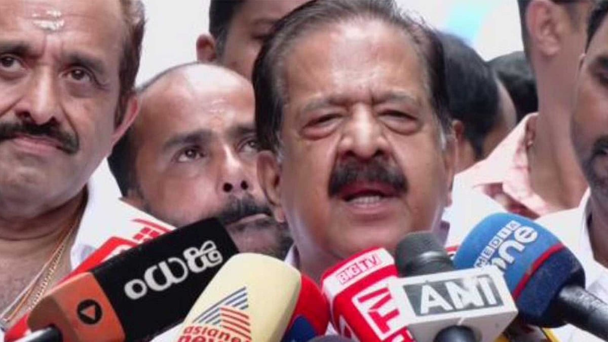 'ഭരണം മാറിയിട്ടും മൈക്കിന്റെ കലിപ്പ് മാറിയിട്ടില്ല!'; വിഡിക്ക് പിന്നാലെ 'മൈക്ക് കെണിയിൽ' ചെന്നിത്തല, പൂജാവേദിയിൽ മാസ് തഗ്ഗ്