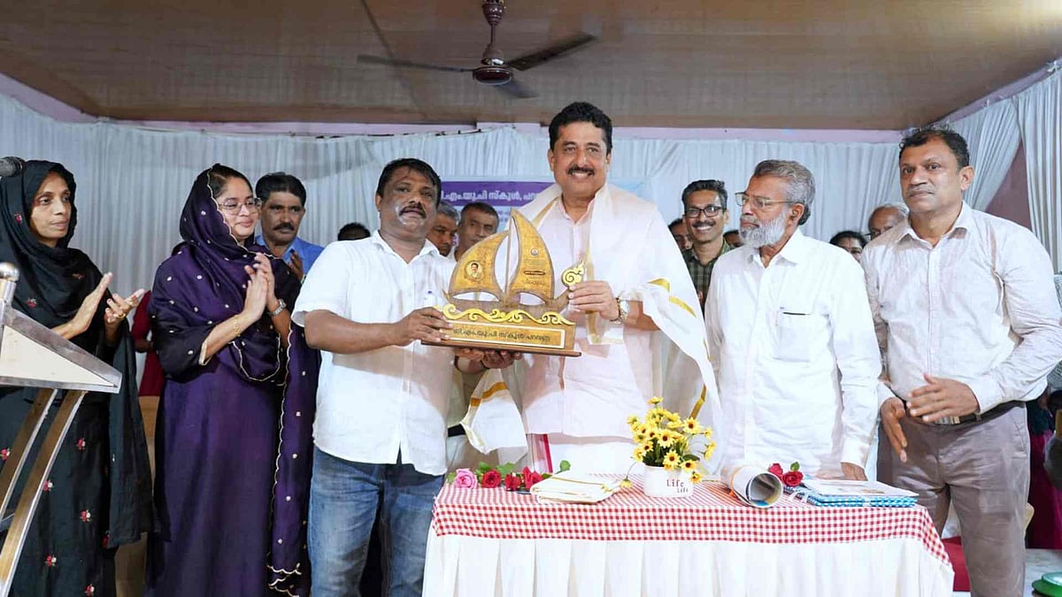 പഴയ അഞ്ചാം ക്ലാസുകാരന് മന്ത്രിയായി സ്കൂളില്; കുട്ടികള്ക്ക് കൗതുകമായി എന് ഷംസുദ്ധീന് സ്വീകരണം