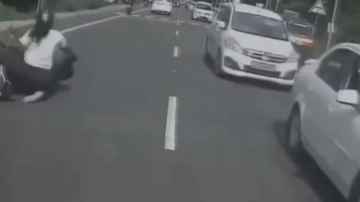 വഴിയാത്രക്കാരന്റെ ബാഗില്‍ തട്ടി മറിഞ്ഞുവീണു; സ്‌കൂട്ടര്‍ യാത്രിക ആംബുലന്‍സ് കയറി മരിച്ചു- വിഡിയോ 