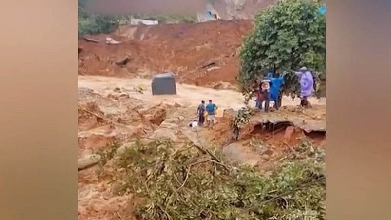വയനാട് മണ്ണിടിച്ചിലിൽ അഞ്ച് മരണം; ഒമ്പതു പേരെ കാണാതായി; നിരവധി പേർ കുടുങ്ങി കിടക്കുന്നു