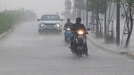 വയനാട്ടിലും കോഴിക്കോട്ടും റെഡ് അലര്‍ട്ട്; മൂന്ന് ജില്ലകളില്‍ ഓറഞ്ച്, സംസ്ഥാനത്ത് അതിതീവ്ര മഴ മുന്നറിയിപ്പ്; ജാഗ്രത