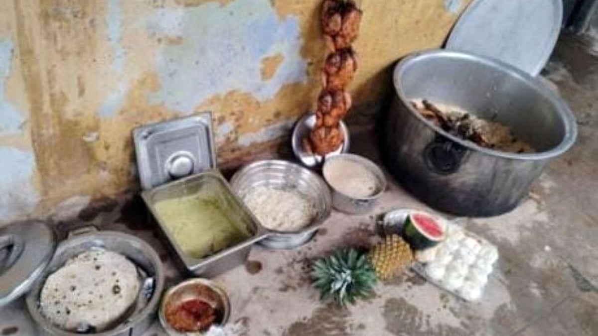 പഴകിയ ഷവായി, മന്തി റൈസ്, കോളിഫ്ളവര്‍...; ആരോഗ്യ വകുപ്പിന്റെ മിന്നല്‍ റെയ്ഡ്, ഹോട്ടലുകള്‍ക്ക് നോട്ടീസ്
