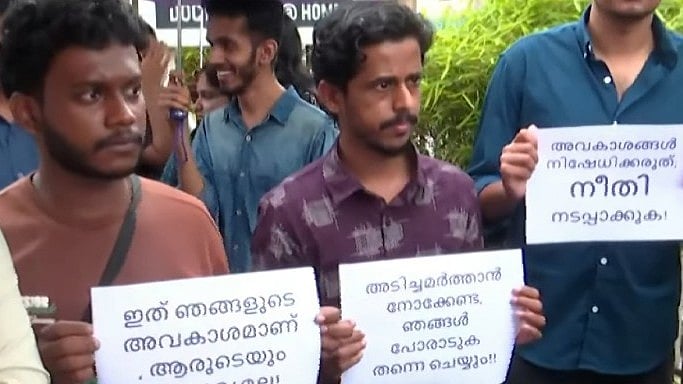 കൊച്ചിയില്‍ വീണ്ടും കൂട്ടപ്പിരിച്ചുവിടല്‍; 300 ഓളം ജീവനക്കാര്‍ 'വഴിയാധാരം'; 11 മാസം വരെ ശമ്പള കുടിശ്ശിക, പരാതി 