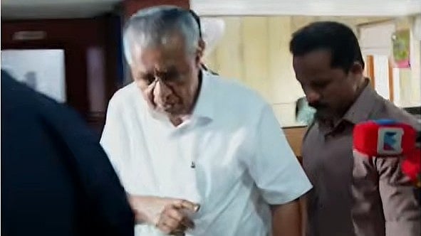 'വടിയും നീട്ടി നില്‍ക്കേണ്ടതില്ല, എന്തെങ്കിലും പറയാനുണ്ടെങ്കില്‍ ഞാന്‍ പറയും'; മാധ്യമങ്ങളോട് ക്ഷുഭിതനായി പിണറായി