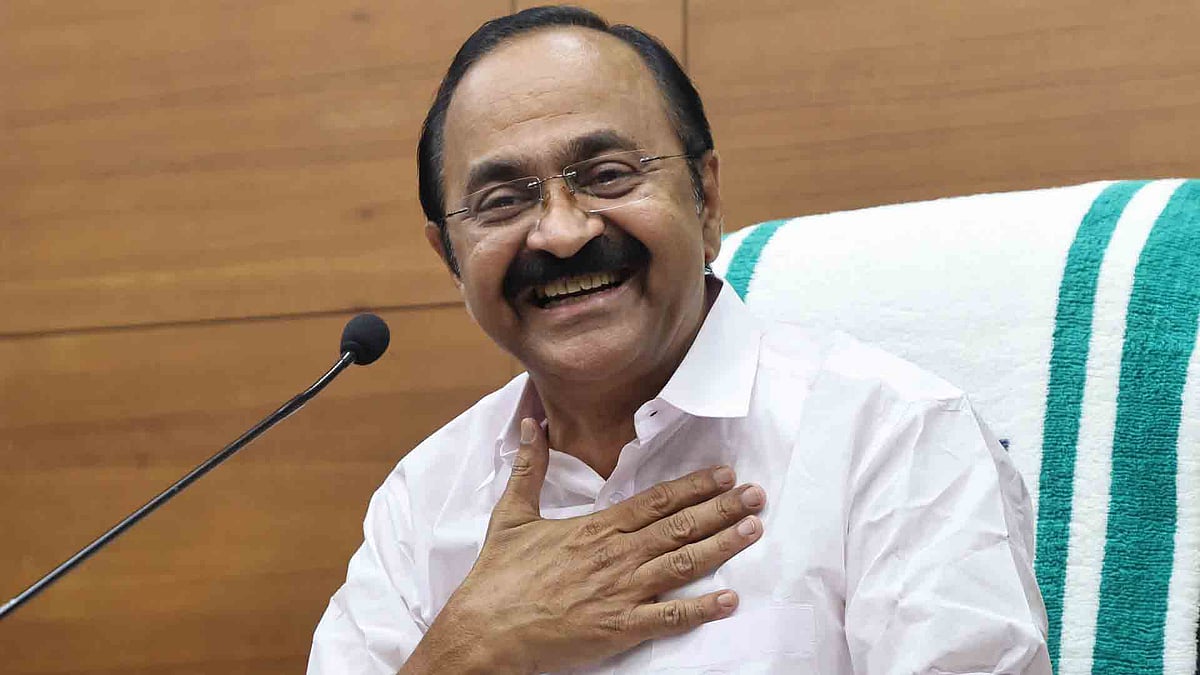 'പിണറായി ചിരിക്കാതെ ചെയ്തത്, വി ഡി സതീശന്‍ ചിരിച്ചുകൊണ്ട് ചെയ്യുന്നു, അത്രയേ വ്യത്യാസമുള്ളൂ'