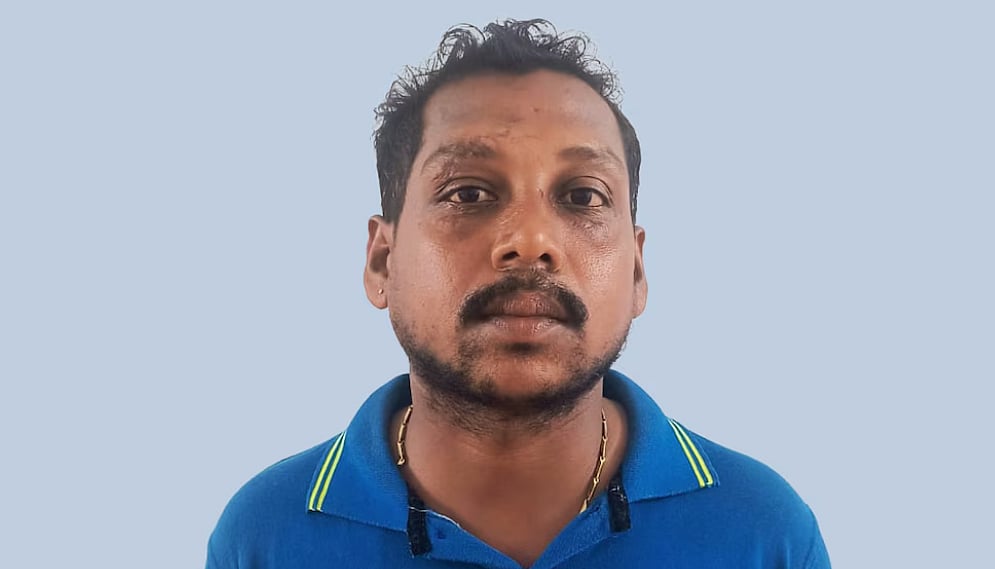മൊബൈല്‍ഫോണ്‍ ഉപയോഗിച്ച് പരീക്ഷയെഴുതി; യുവാവ് അറസ്റ്റില്‍;  വാട്‌സ് ആപ്പ് വഴി ഉത്തരം അയച്ച അധ്യാപകന്‍ ഒളിവില്‍