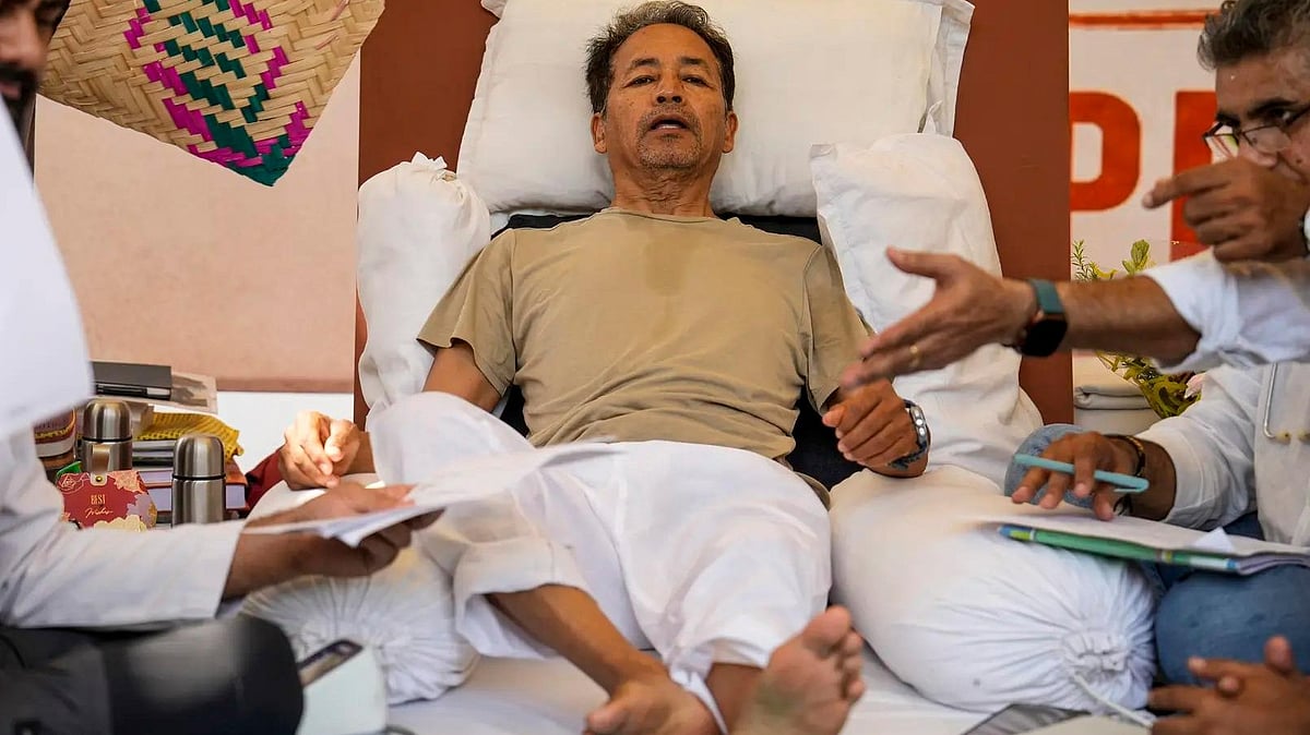 '8.25 കിലോഗ്രാം ഭാരം കുറഞ്ഞു, നിരാഹാരം തുടര്‍ന്നാല്‍ ജീവന് തന്നെ ഭീഷണി'; വാങ്ചുകിന് അടിയന്തര ചികിത്സ നല്‍കണമെന്ന് ഹര്‍ജി