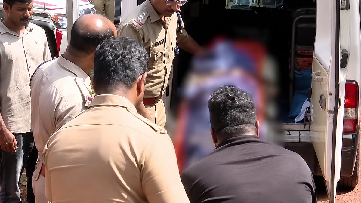കാസർകോട് തീരത്ത് തലയില്ലാത്ത മൃതദേഹം കണ്ടെത്തിയ സംഭവത്തിൽ ദുരൂഹത; കടലിൽ ഒഴുകിയെത്തിയത് മുൻപ് പോസ്റ്റ്‌മോർട്ടം ചെയ്ത ശരീരം
