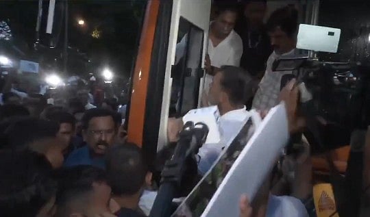ഒറ്റക്കെട്ടായി പ്രതിപക്ഷം; ഗാന്ധിജി വെടിയേറ്റ് വീണ സ്ഥലത്ത് പ്രതിഷേധം; ജന്തര്‍ മന്ദിറില്‍ ഇന്റര്‍നെറ്റ് വിച്ഛേദിച്ചു