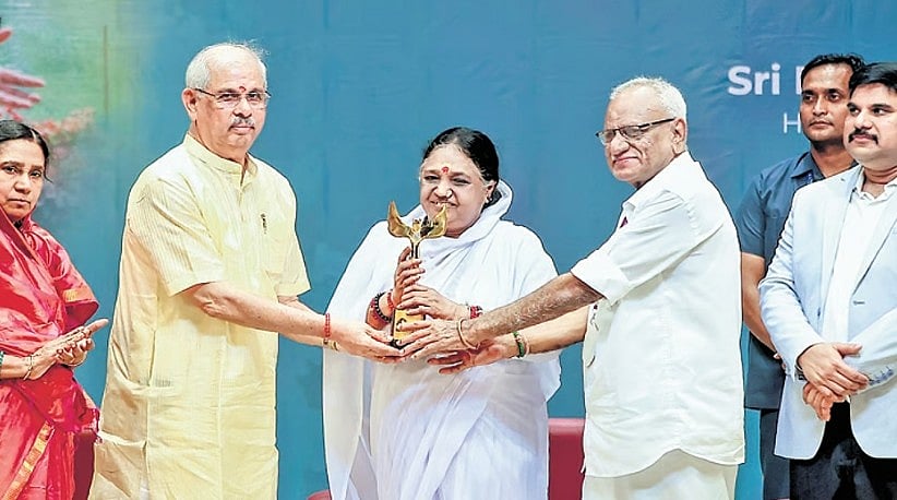 'സേവനം ചെയ്യുമ്പോഴാണ് മനുഷ്യജന്മം പൂര്‍ണമാകുന്നത്'; മാതാ അമൃതാനന്ദമയിക്ക് 'ജനനി അവാര്‍ഡ്' സമ്മാനിച്ചു