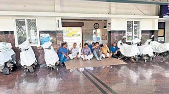 ദശാബ്ദങ്ങളുടെ സേവനത്തിന് വിരാമം: കാസർകോടും തലശ്ശേരിയിലും റെയിൽവേ പാഴ്‌സൽ ഓഫീസുകൾ അടച്ചുപൂട്ടുന്നു