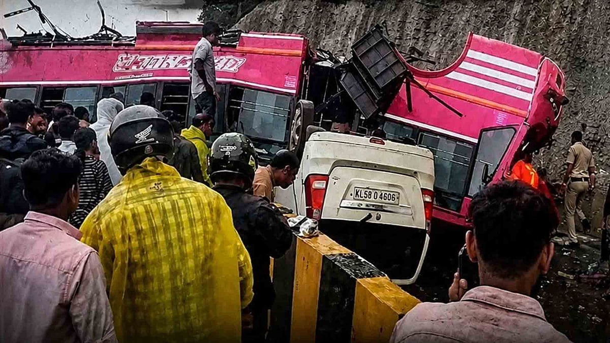 കുറ്റിപ്പുറത്ത് ബസ് കാറിന് മുകളിലേക്ക് തലകീഴായി മറിഞ്ഞു; ഒരു മരണം, മൂന്നു പേരുടെ നില ഗുരുതരം    (വീഡിയോ )