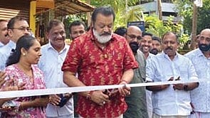 ഗുരുവായൂരിൽ ഹൈമാസ്റ്റ് ലൈറ്റ് ഉദ്ഘാടനം: സുരേഷ് ഗോപിക്കെതിരെ ആരോപണവുമായി കോൺഗ്രസ്; തിരിച്ചടിച്ച് ബിജെപി

