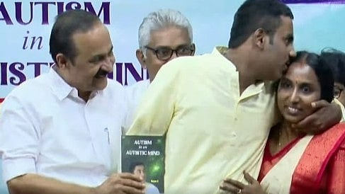 മുഖ്യമന്ത്രിക്ക് ആ പരിപാടിയില്‍ പങ്കെടുക്കുന്നത് ഒഴിവാക്കാമായിരുന്നു; കുറിപ്പ്