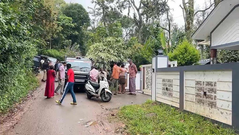 വീട്ടമ്മ കുളിക്കാന്‍ കയറിയ തക്കം നോക്കി അകത്തു കടന്നു; 10 പവന്‍ സ്വര്‍ണാഭരണങ്ങളും ഒരു ലക്ഷം രൂപയും കവര്‍ന്നു