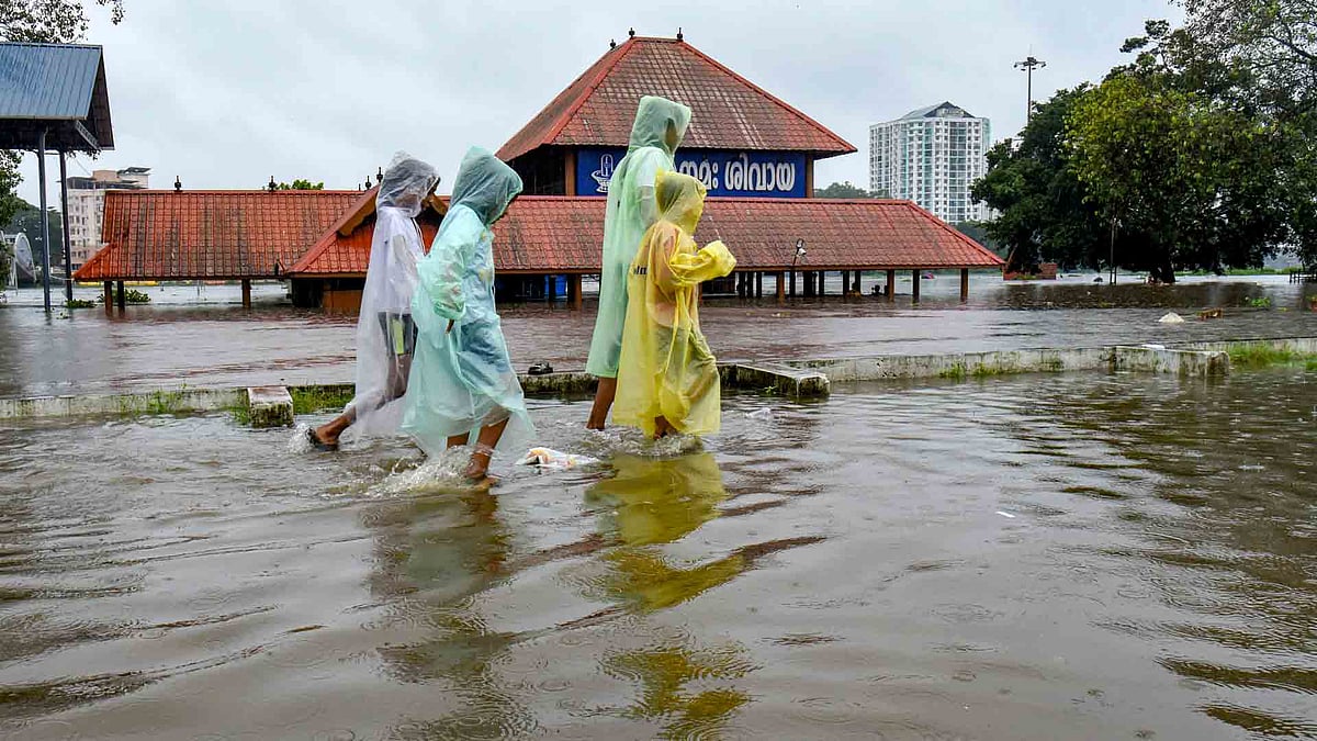 മഴക്കെടുതി: ആറു പേരെ കാണാതായി, 65 ദുരിതാശ്വാസ ക്യാമ്പുകള്‍; ഏതു സാഹചര്യവും നേരിടാൻ സജ്ജമെന്ന് മുഖ്യമന്ത്രി