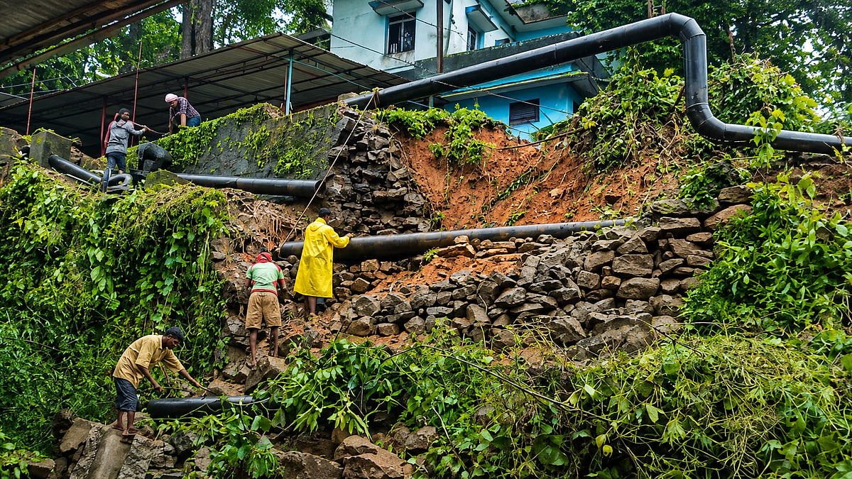 തൊടുപുഴയിൽ കനത്ത മഴയിൽ മണ്ണിടിച്ചിൽ: ജല അതോറിറ്റിയുടെ ചുറ്റുമതിൽ തകർന്നു; 25,000 പേരുടെ കുടിവെള്ളം മുടങ്ങും
