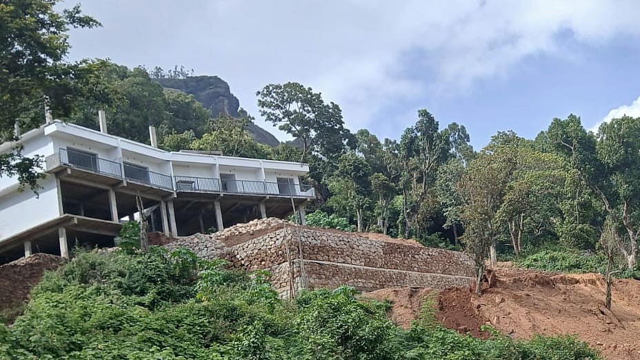 ചിന്നക്കനാലിൽ നിർമ്മാണത്തിലിരുന്ന കെട്ടിടം ശക്തമായ മഴയിൽ  ഇടിഞ്ഞു താണു: 15 കുടുംബങ്ങൾ ഭീതിയിൽ