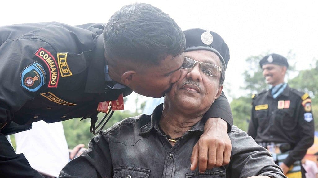 മകന്റെ പാസിംഗ് ഔട്ട് പരേഡ് കാണാൻ വീൽചെയറിലെത്തി അച്ഛൻ; കണ്ണുനിറയ്ക്കുന്ന കാഴ്ചയ്ക്ക് സാക്ഷിയായി ഐആർബി മൈതാനം