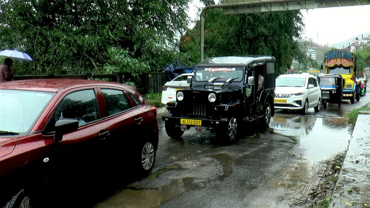 ദേശീയപാത അടഞ്ഞു: മൂന്നാറിലേക്കുള്ള യാത്ര ഒരൊറ്റ പാലത്തിലൂടെ; ഗതാഗതക്കുരുക്കിൽ ശ്വാസംമുട്ടി ടൗൺ